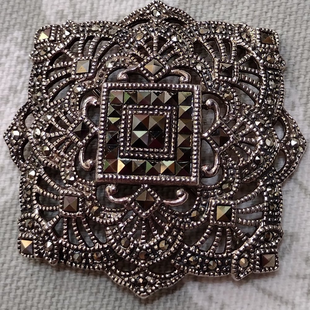 🎬 Sterling Silver Marcasite Brooch